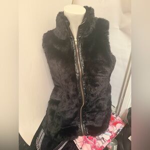 Sioni Black faux fur vest S